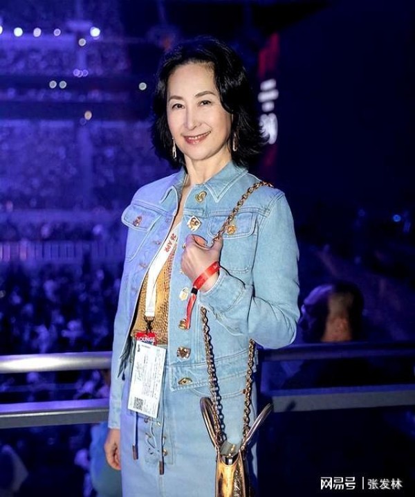何超琼近况曝光，生图皮包骨大小眼明显，西装裤松垮还掉档超抢眼