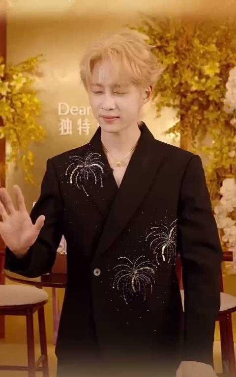 卓沅今晚直播这都瘦成啥样了!但该说不说为了上镜好看真的是很努力