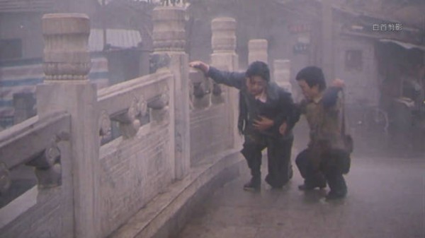 小矮人在暴雨中救了一位孕妇,怎料孕妇生产后竟恩将仇报!