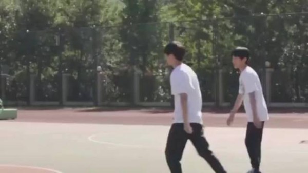 活久见!王俊凯、易烊千玺和王源一起打篮球!