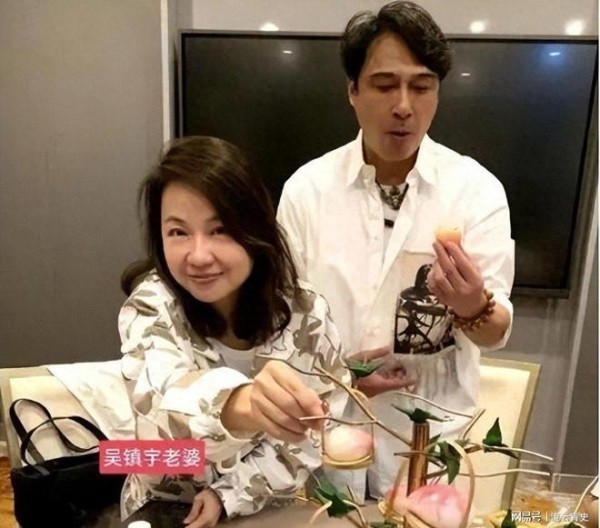 她与吴镇宇20年婚姻幸福，50岁仍保持青春，堪称娱乐圈典范
