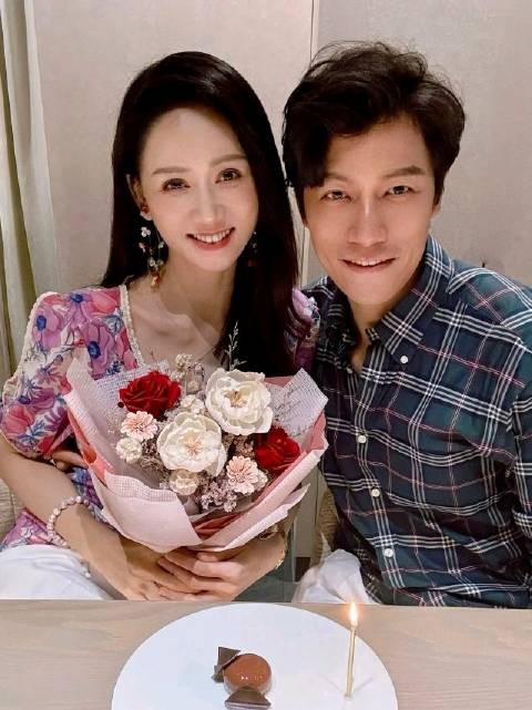 陈乔恩Alan庆祝在一起6周年，夫妻俩餐厅约会，好恩爱般配