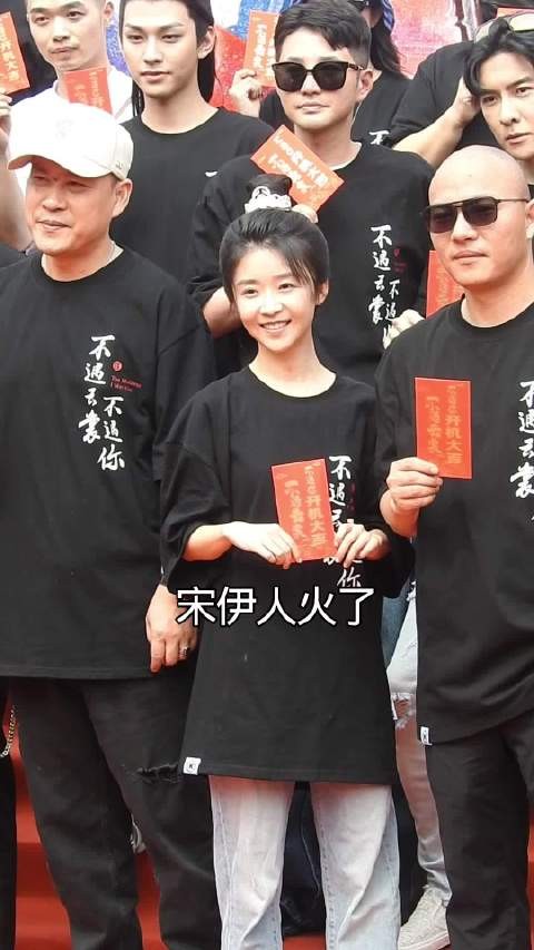 她现在心里一定很开心吧!