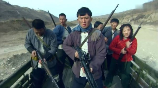 战士坐敌军车逃亡，竟发现车上全是重武器，这下敌人惨了