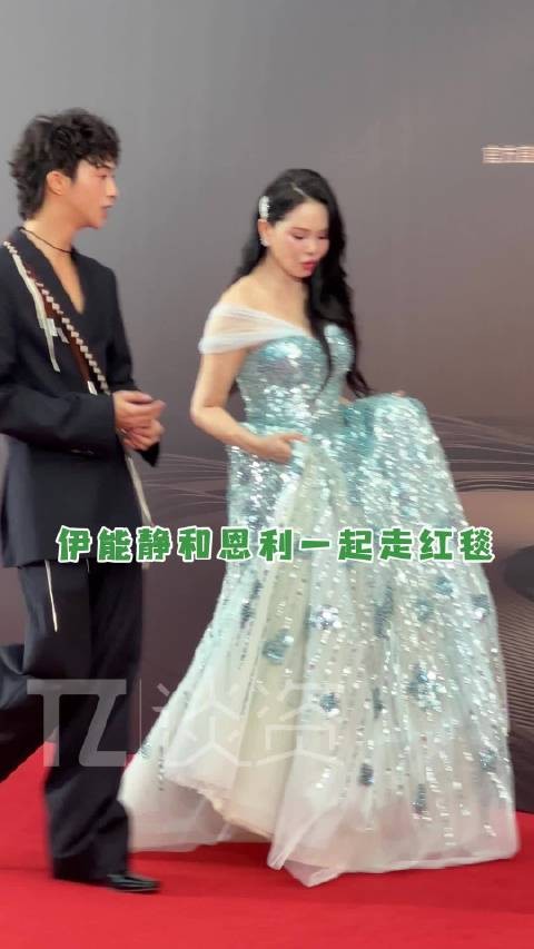 和儿子恩利 同框走红毯，谁能看出她已经57岁了啊！红毯 WMA微博音乐盛典
