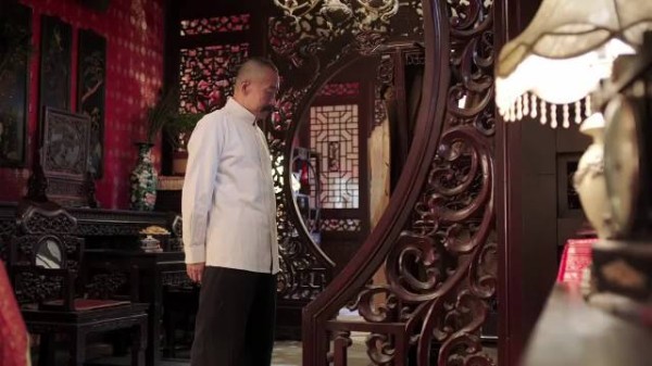 张作霖出门前亲吻五姨太，五姨太立马还回去，张作霖的表情亮了