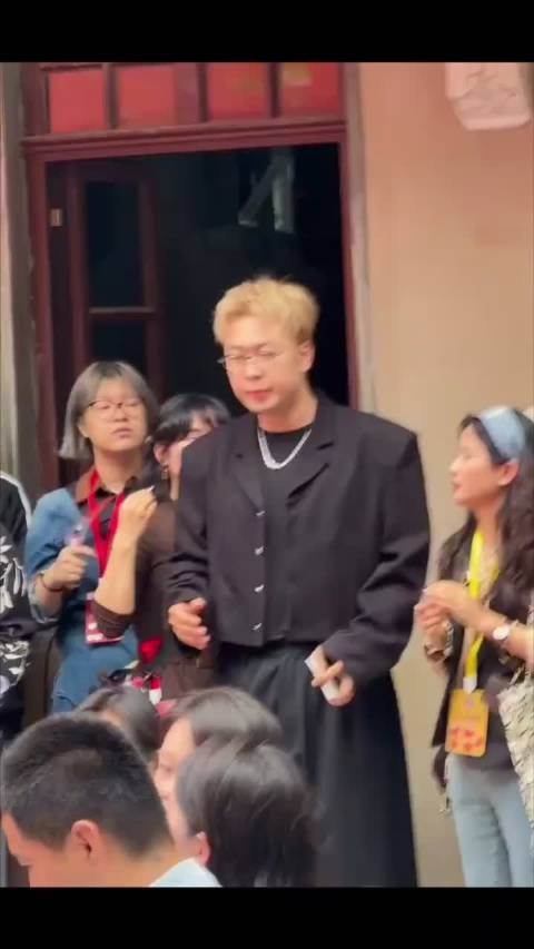 杜海涛可能是顺应了这一行业趋势，希望通过走爱豆路线来满足市场和观众的需求