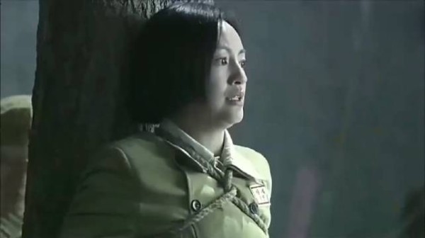 风筝：韩冰看着军统的人倒在自己面前，露出了惊人的表情