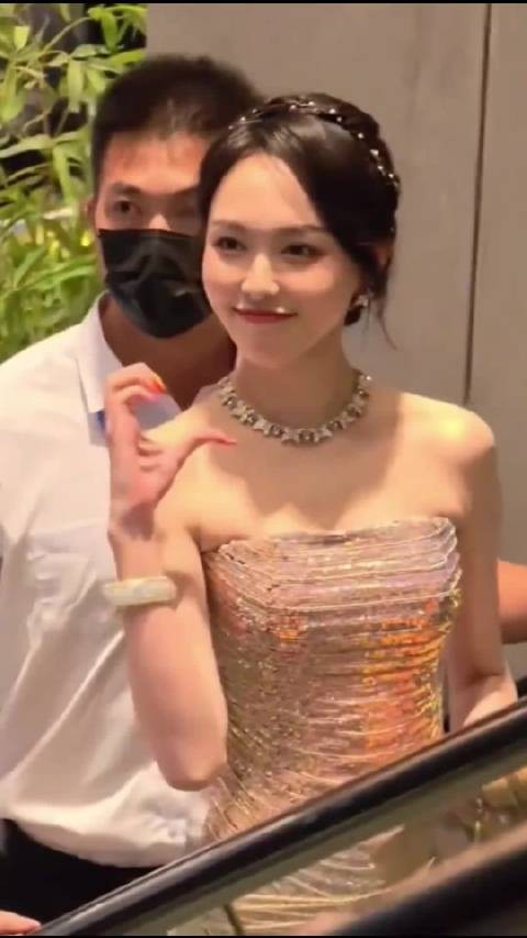 甜美迷人，漂亮大方，这个状态太惊艳了！#唐嫣