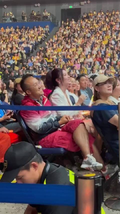 张萌和老公看刘宇宁演唱会,老公吕超是耀客传媒老板,两人结婚11年女儿7岁