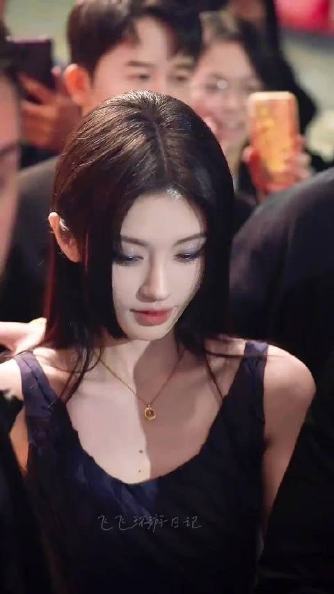 鞠婧祎亮相惊艳全场，眼神对视引热议