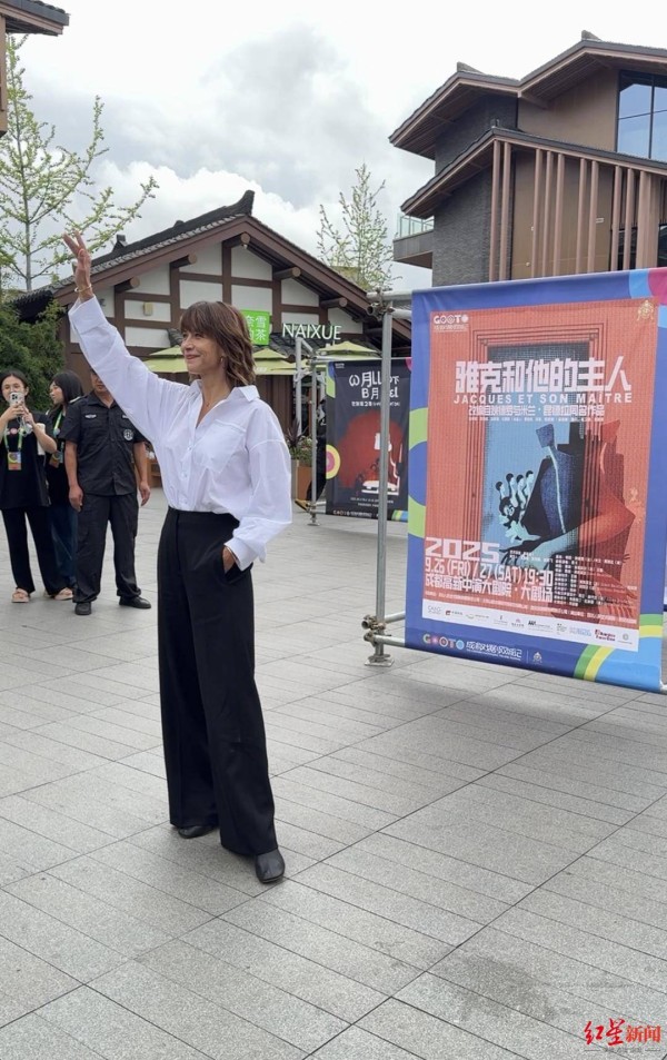 苏菲·玛索亮相成都 为傅榆翔“移民外星人”艺术展揭幕