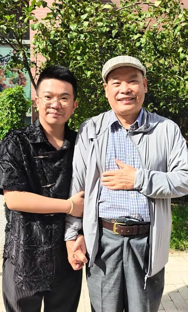 姜昆现身天津说相声，许久不见的赵伟洲也来了，状态不错穿搭抢眼