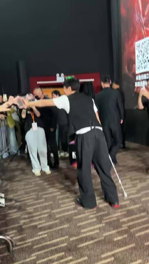 邓超拄着拐还要饭撒 之前打球受伤被孙俪吐槽