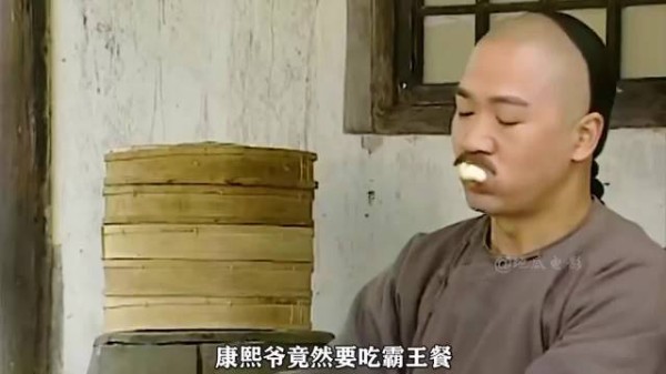 康熙吃包子没带钱，没想到他巧施妙计，老板却大哭：赔死了！