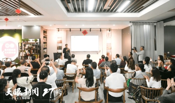诗集《飞花令》在贵阳首发