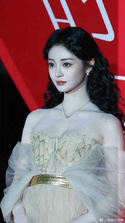 周洁琼红毯，状态好好一美女
