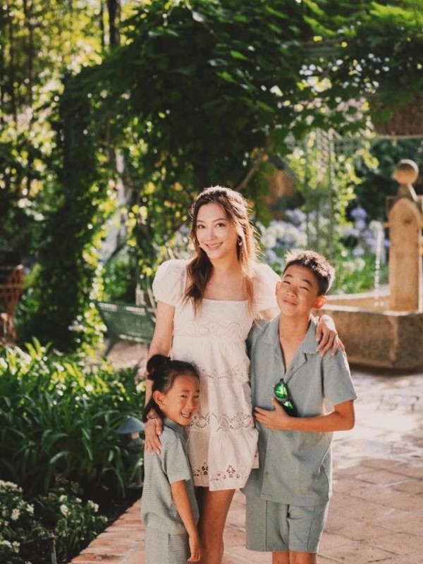 陈小春两个儿子近照，应采儿带娃出游，父子三人龇牙笑似复制粘贴