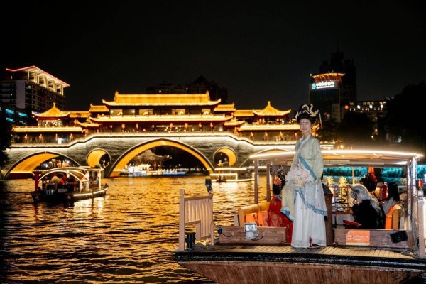 中秋国庆“双节”叠加 夜游锦江沉浸式体验受热捧