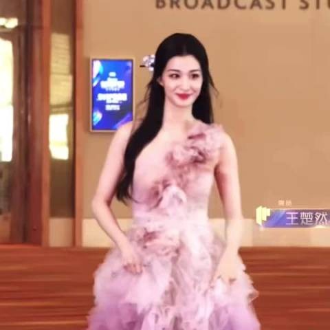 楚然不论是甜美还是酷飒都很适配
