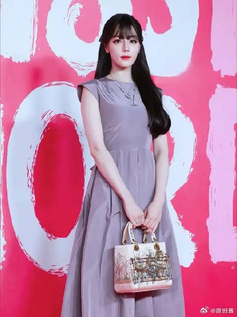 迪丽热巴齐刘海蝴蝶公主造型，转身一圈来个飞吻瞬间，甜到入心
