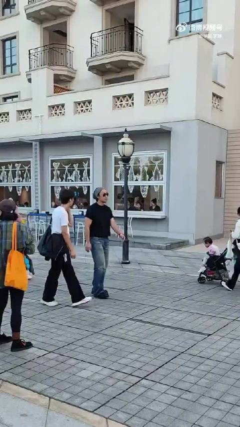 杨洋蒋梦婕阿那亚同游，多年好友相聚引关注