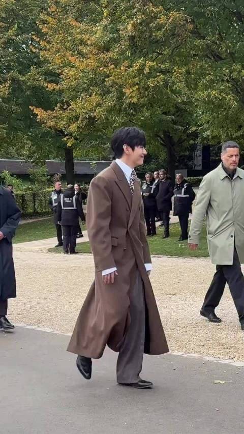 CELINE26夏季时装秀VOGUE独家发布金泰亨单人帖