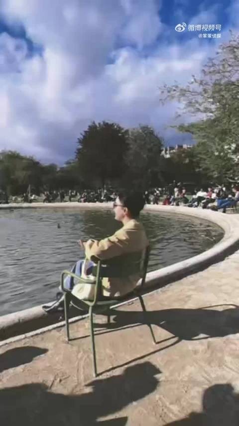 周迅巴黎秀场白发造型尽显优雅
