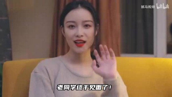 妻子夏露晒与同框，夏露清纯甜美一点不输大明星，合不拢嘴！ （APP）