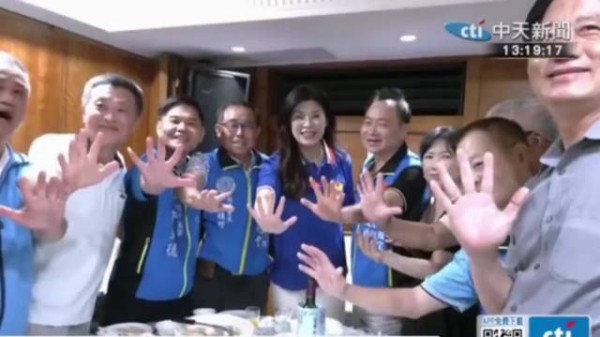 深蓝背景的荣光社会工作基金会今举行联谊，郑丽文获得邀请参与