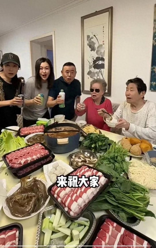 潘长江中秋家宴爆细节！9 旬父母中气足会唱，潘阳做火锅