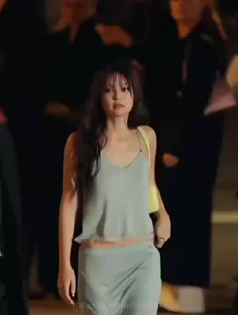 Jennie压轴出场！太有气质了，这简直就是缪斯！