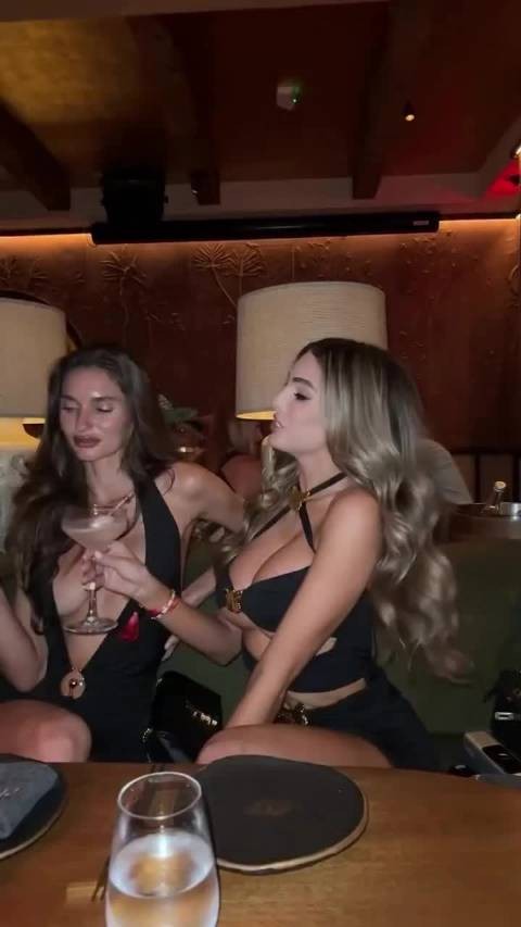 Hayley Maxfield等三人举办闺蜜聚会