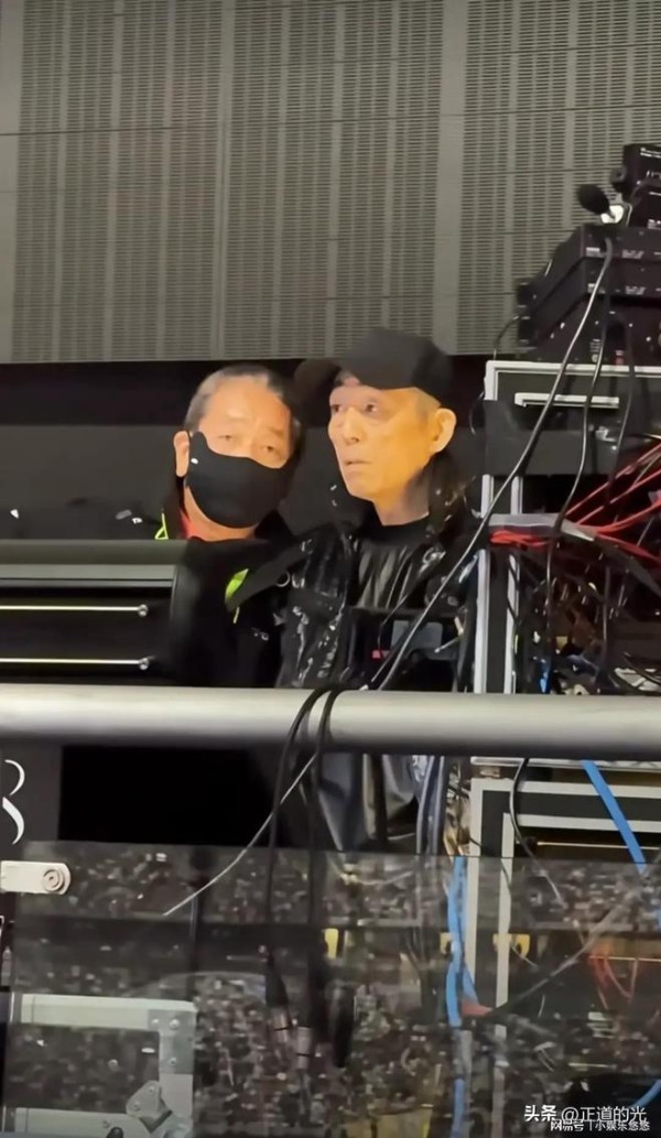 张艺谋坐镇张艺兴演唱会现场观众称舞美规模似奥运会鸟巢座无缺席
