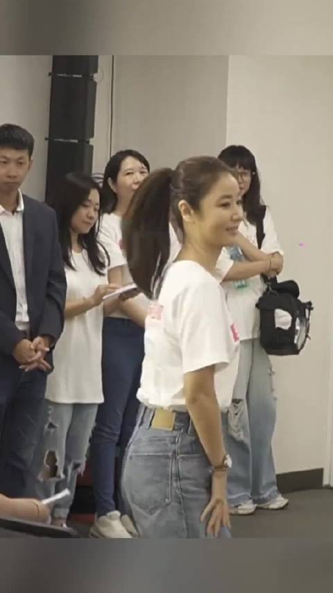 49岁林心如素颜出席活动，林心如