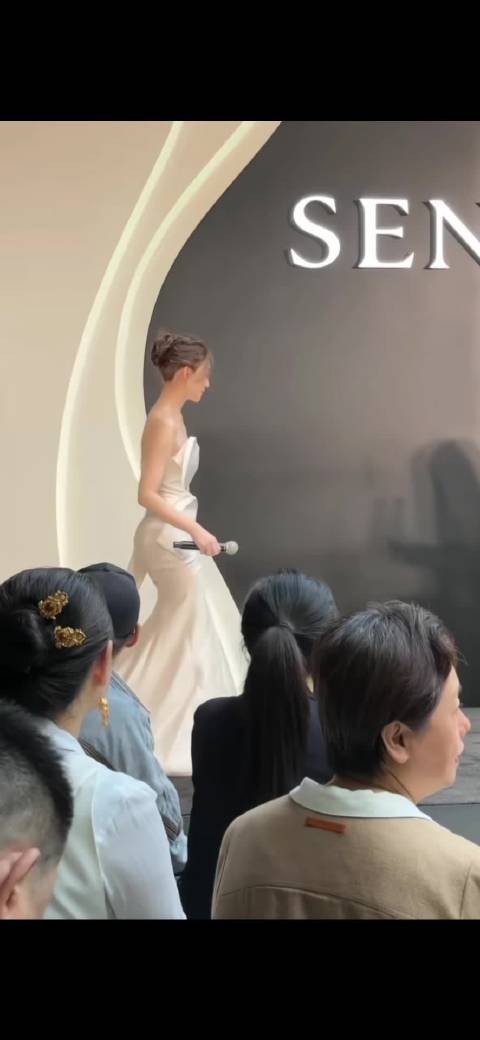 李小冉出来的那一刻简直绝了，49岁的她肤白貌美、身材超绝，简直是女神下凡！