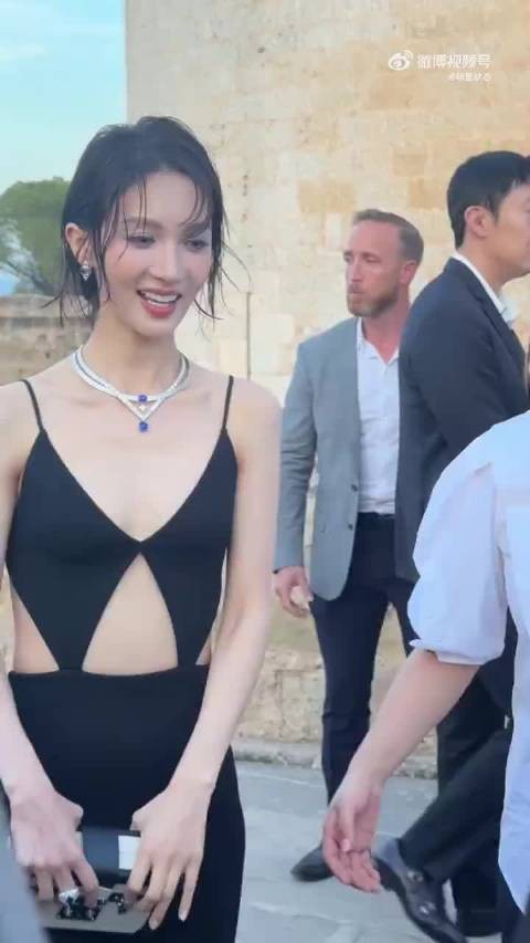 金晨明知道身材不好，为什么还要穿这种衣服，不尴尬吗？
