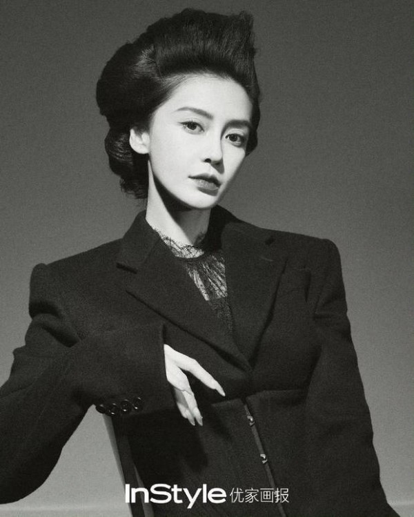 杨颖穿一套黑西装。