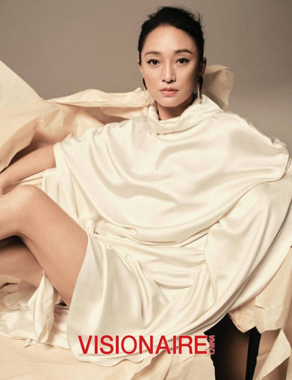 搜狐娱乐讯 10月10日，周迅的一组时尚大片曝出。图中，周迅身着白色丝质披肩，姿态慵懒。