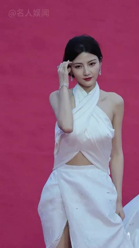 杨幂张韶涵迪丽热巴礼服突发状况应对