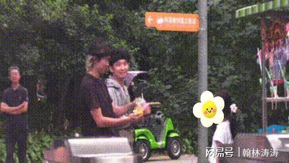 董子健带女儿现身公园玩 父女俩一见面就乐开花儿