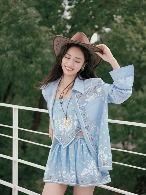 沈月笑容甜美。