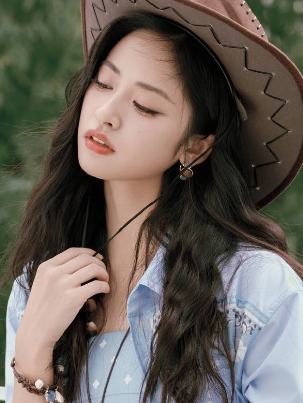 沈月置身风中,表情沉醉。