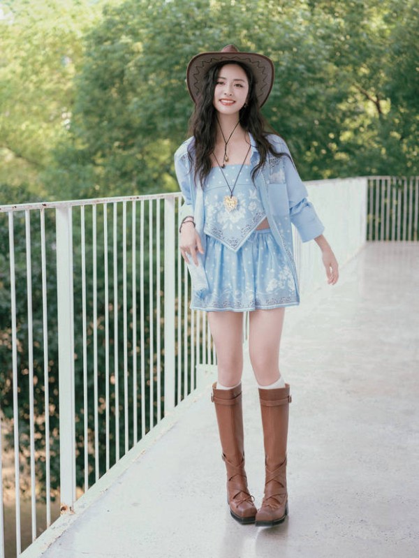 沈月化身潇洒牛仔女郎。