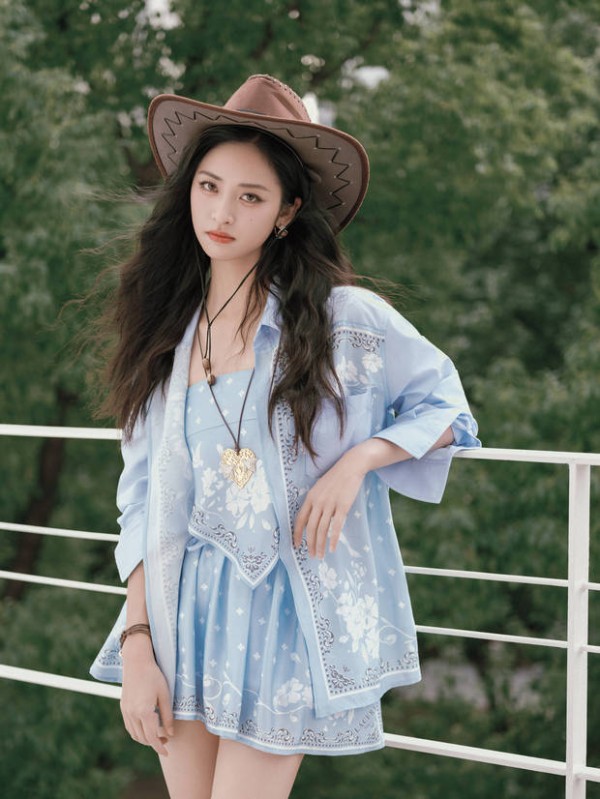 沈月尽显娇憨灵动。