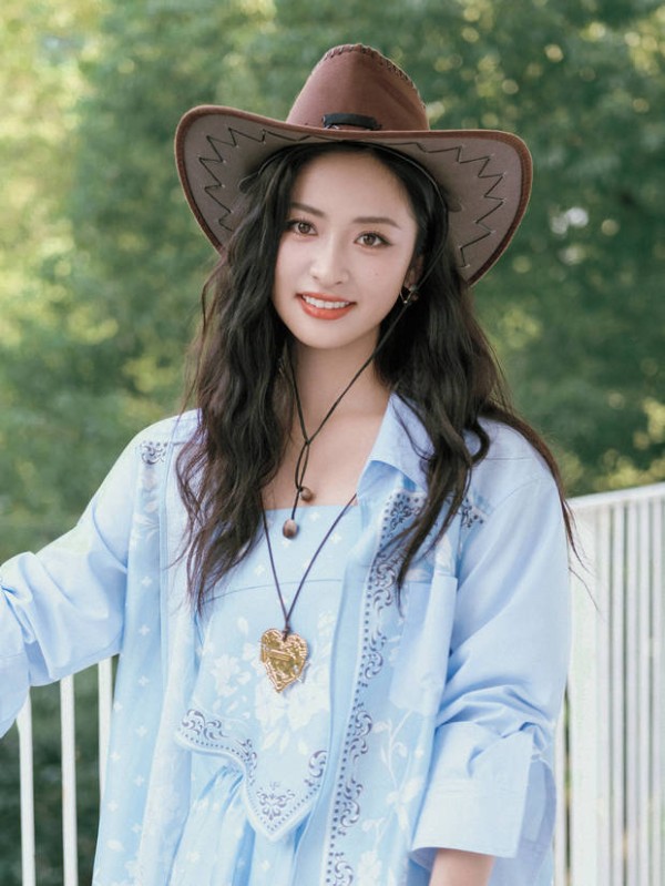 沈月注视镜头,浅蓝色牛仔造型格外吸睛。