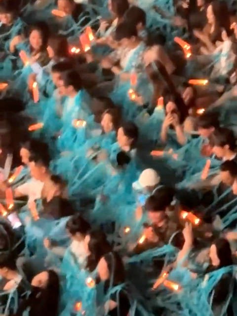 陶喆演唱会彩带如蛛丝,观众统一着装成应援服