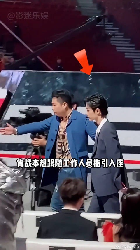 颁奖礼候场区现明星百态,杨紫受追捧蒋奇明遭冷落