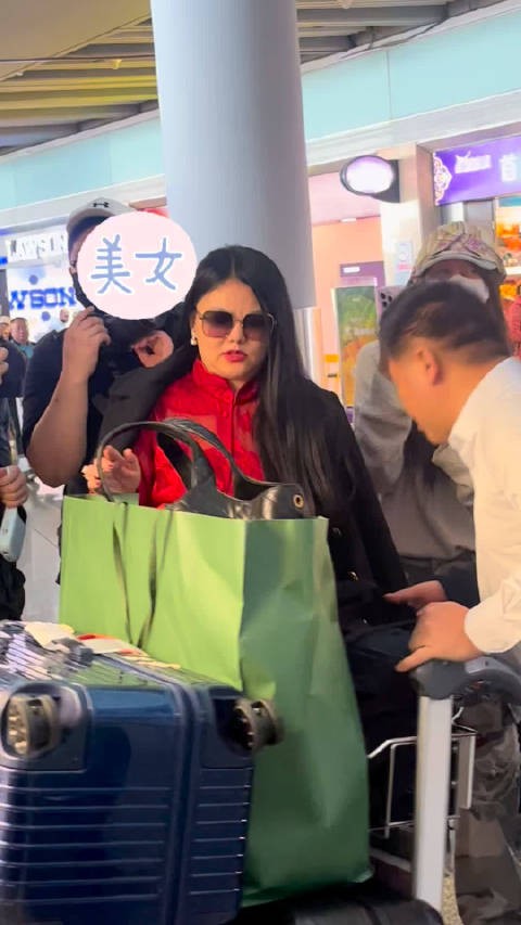 李湘伦敦行程结束回国,王诗龄在哪里还没看见!机场偶遇跟拍人员很多!