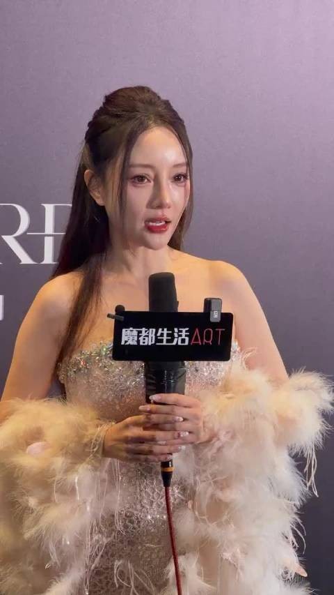 李小璐眼睛是重新做了双眼皮吗？